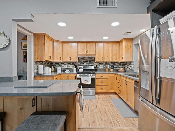 4th image of 300 Uva Place