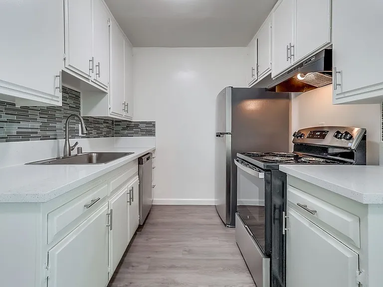 333 W Queen St — Photo 9