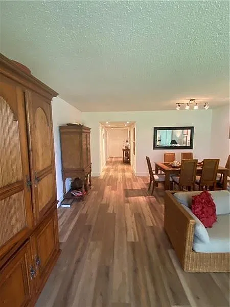3 bed, 2.0 bath, 1444 sqft, $3,200 — Photo 3