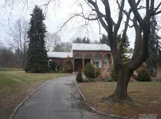 28 Meadow Ln, Glen Head, NY 11545