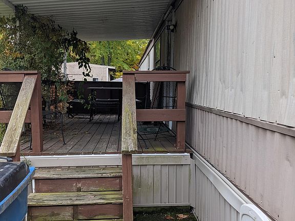 2nd image of 3 Dahlia Dr