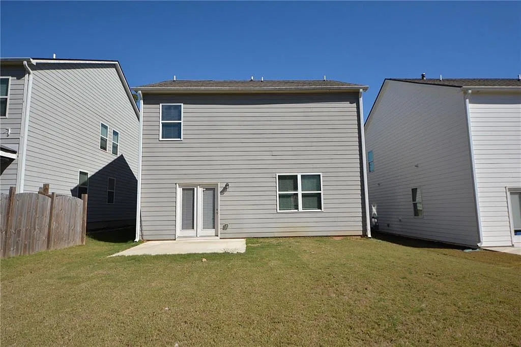 4 bed, 2.5 bath, 2192 sqft, $2,200 — Photo 3