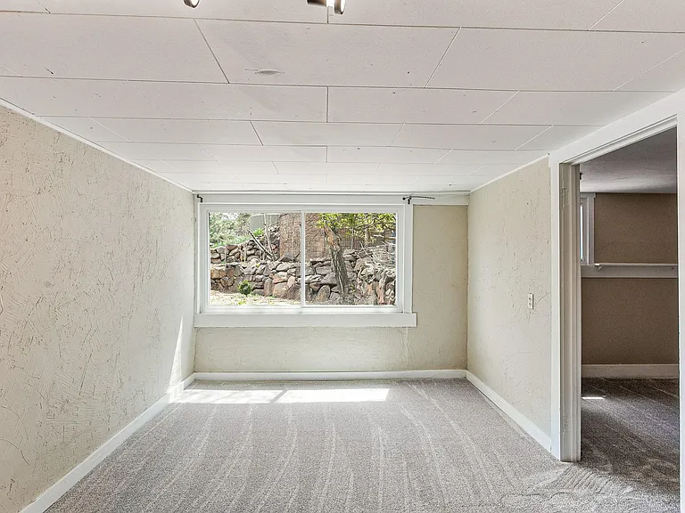 1099 Gilbert St — Photo 41