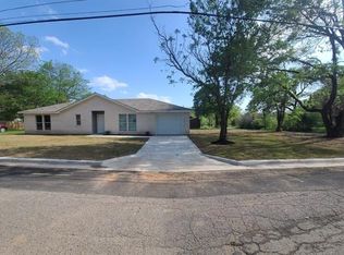 1005 S 4th St, Bonham, TX 75418