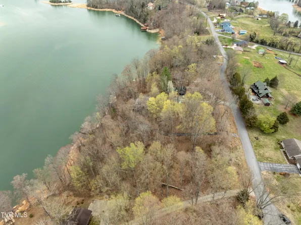 425 Lakewind Dr S, Piney Flats, TN 37686