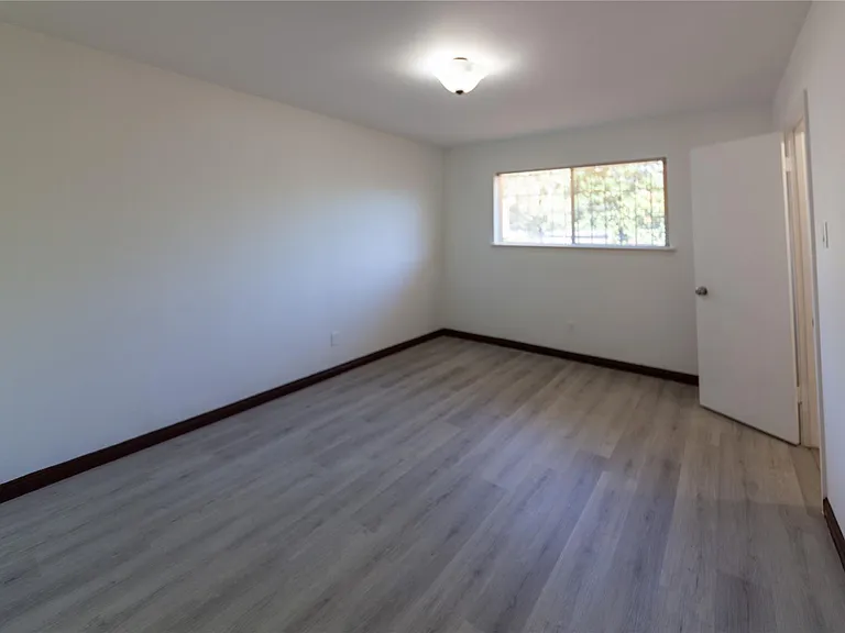 8826 Roos Rd — Photo 31
