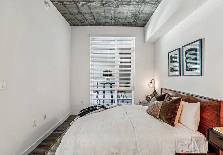 Link Apartments Four12 — Photo 12