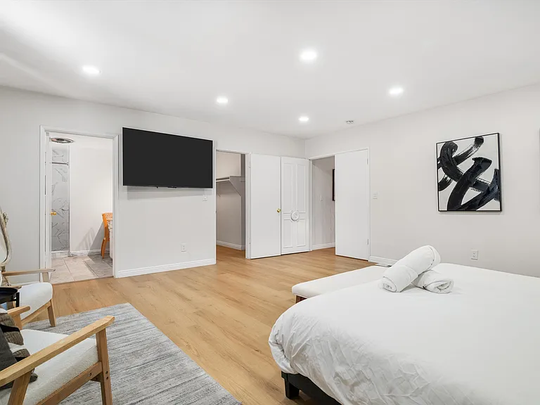 5400 Nagle Ave — Photo 1
