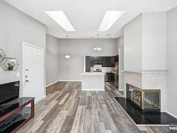 5th image of 130 Raintree Ln