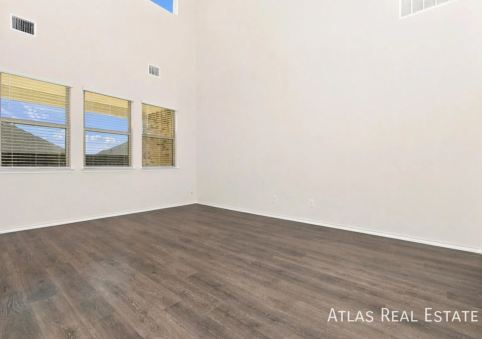 Spacious 4-Bedroom Home with Flexible Living Spaces in Princeton, TX — Photo 2