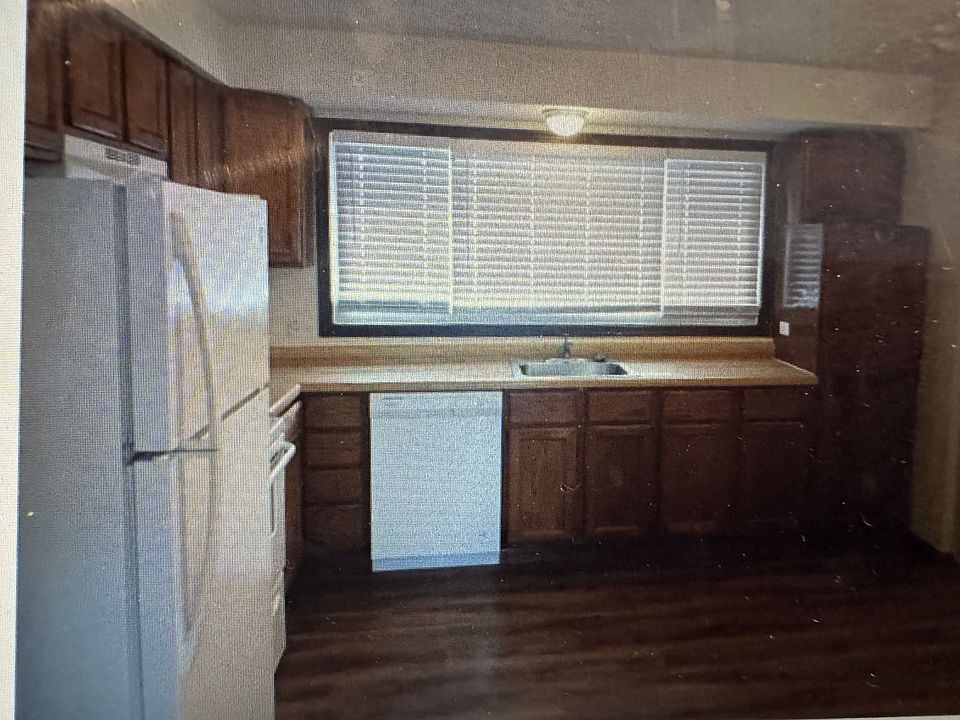 Kitchen 
(Appliances and flooring may vary)