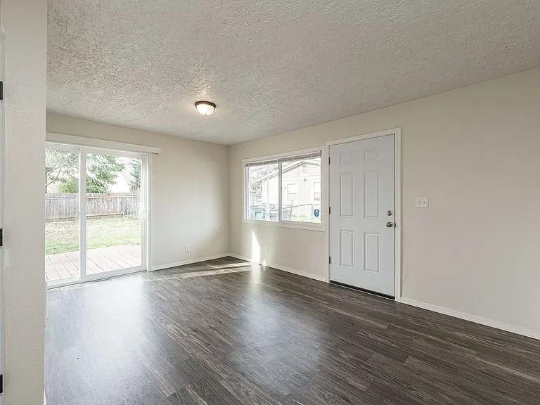 300 SE 100th Ave — Photo 3