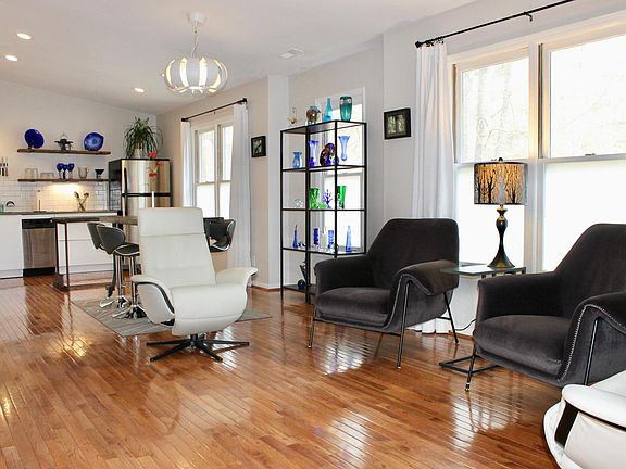 Photo furnishings of previous tenant. Unit is unfurnished.