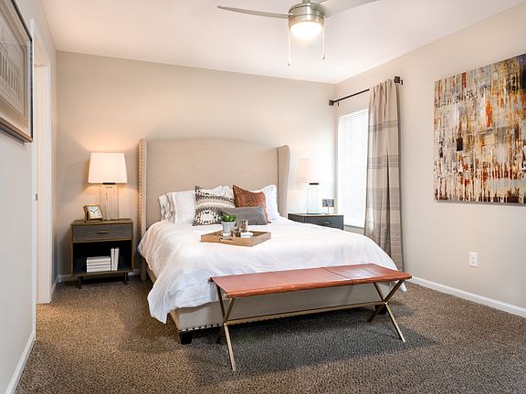 Large Main Bedroom with En-suite Bathroom & Closet