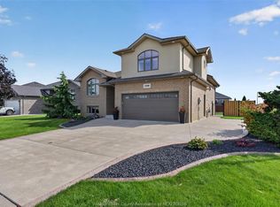 399 Poplar Dr, Windsor, ON N8L 0X7