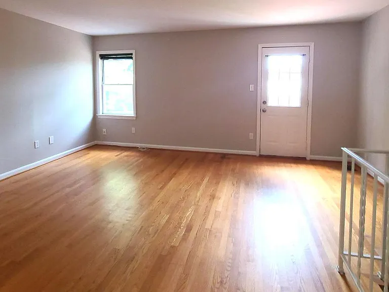 2037 S Glebe Rd — Photo 8