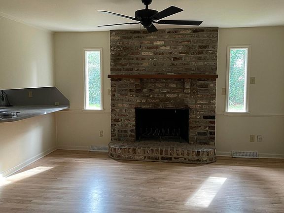 4th image of 957 Carmel Dr