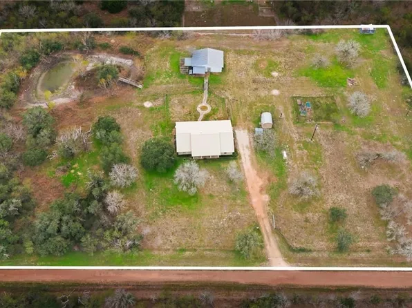 62 North St, Cuero, TX 77954