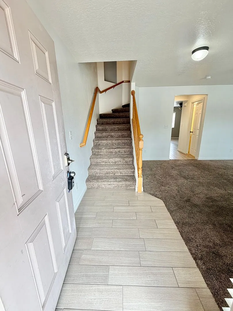 Beautiful Hidden Valley Townhome! Community Swimming Pool! — Photo 4