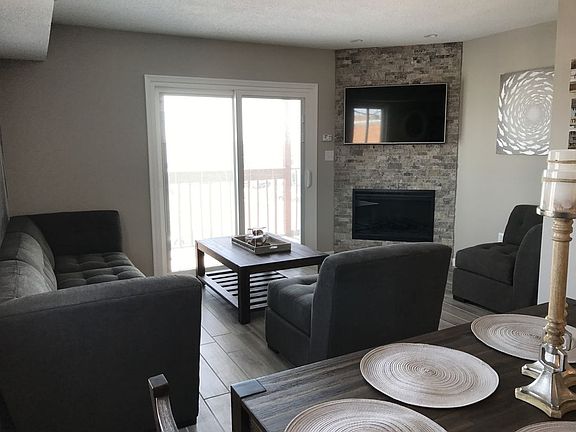 Family Room w/fireplace