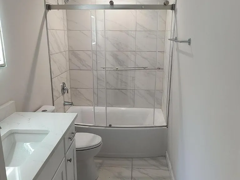 1309 Hudson Ave #B4 — Photo 3