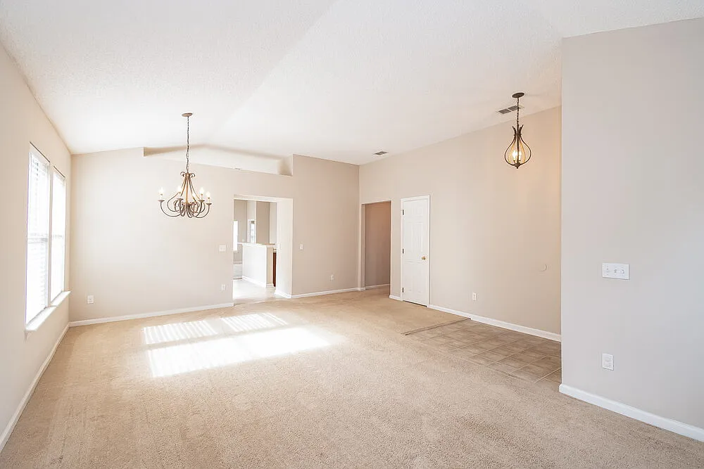 4 bed, 2.0 bath, 2011 sqft, $3,090 — Photo 4