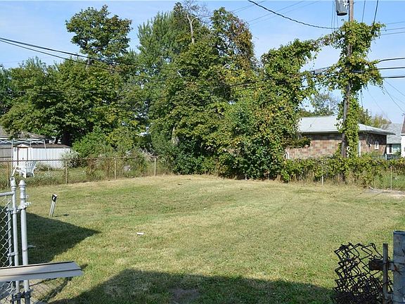 3rd image of 491 W Hazeltine Ave