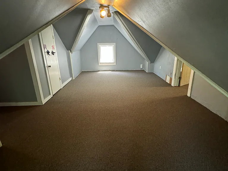1900 N Oakland Ave — Photo 9