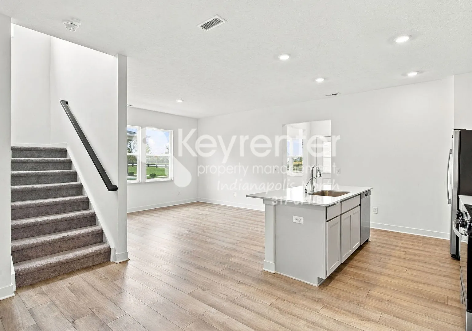 Beautifully Maintained Home in Desirable Westfield — Photo 2