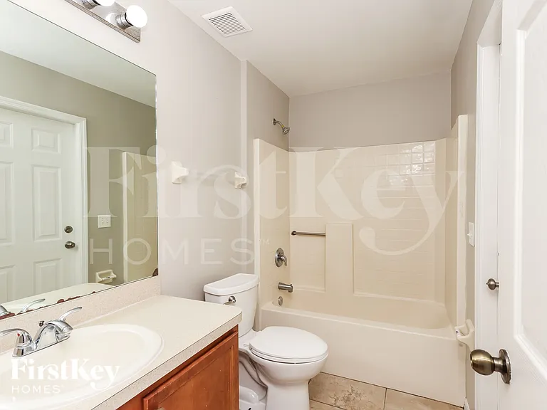 2719 NW 10th St — Photo 14
