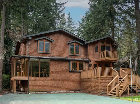 12824 Holiday Drive NE, Kirkland, WA 98034
