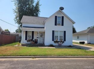 242 W 3rd St, Nashville, IL 62263