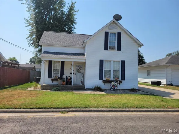 242 W 3rd St, Nashville, IL 62263