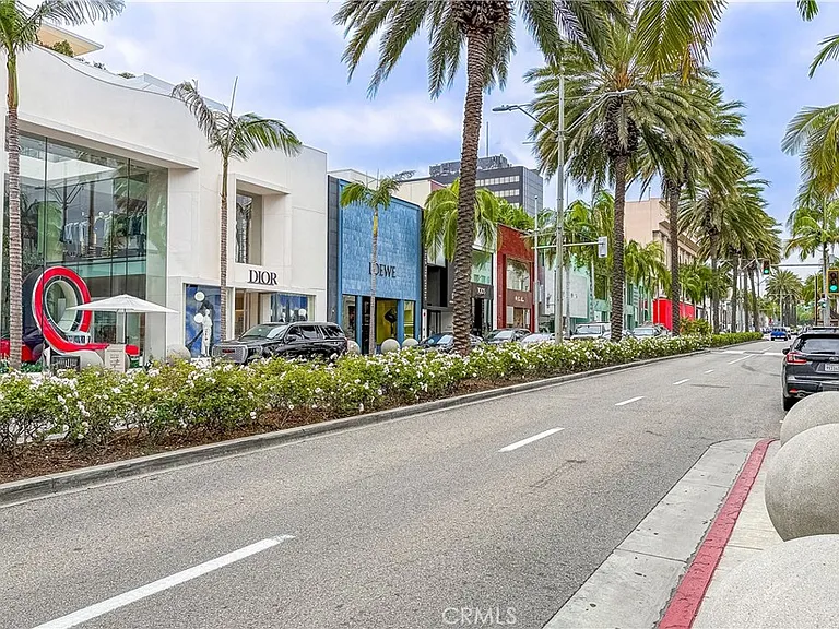 135 1/2 S Canon Dr — Photo 17