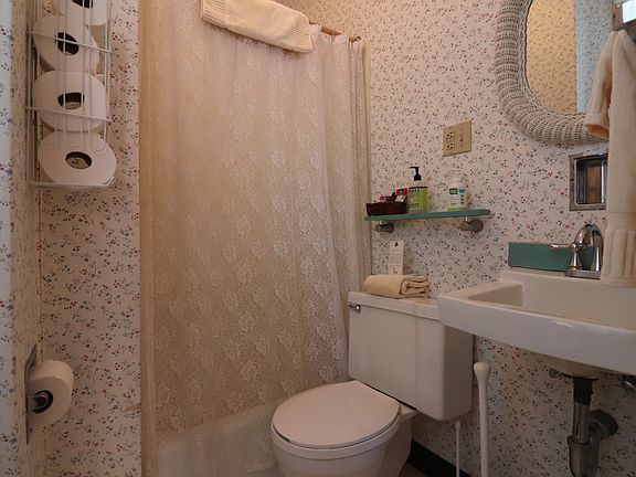 4th image of 83 Longwood Ave Room 2