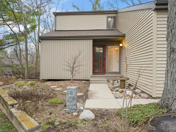 2516 Royce Ct, East Lansing, MI 48823