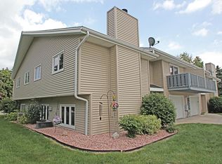 6420 S Crabapple Ct, Oak Creek, WI 53154