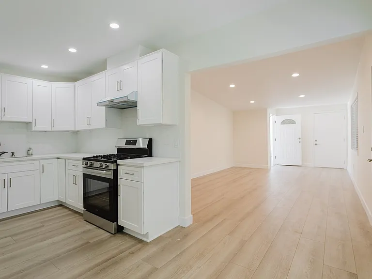 16400 Donmetz St — Photo 10