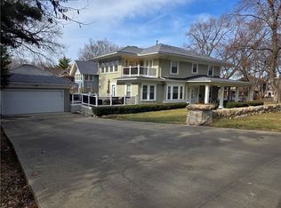 5530 Oak St, Kansas City, MO 64113