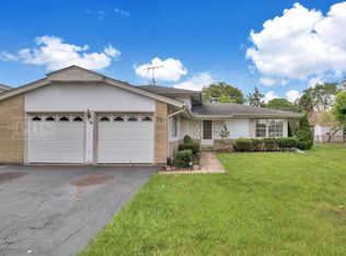 71 Eden Rd, Elk Grove Village, IL 60007