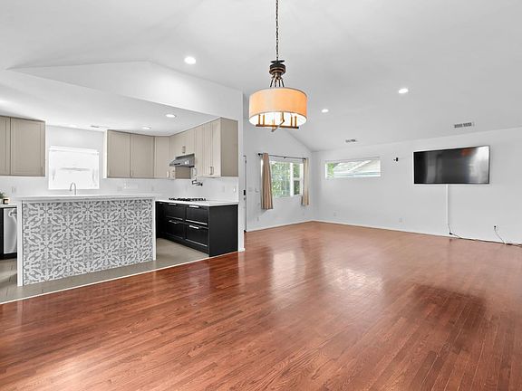 4th image of 419 N Washington Street