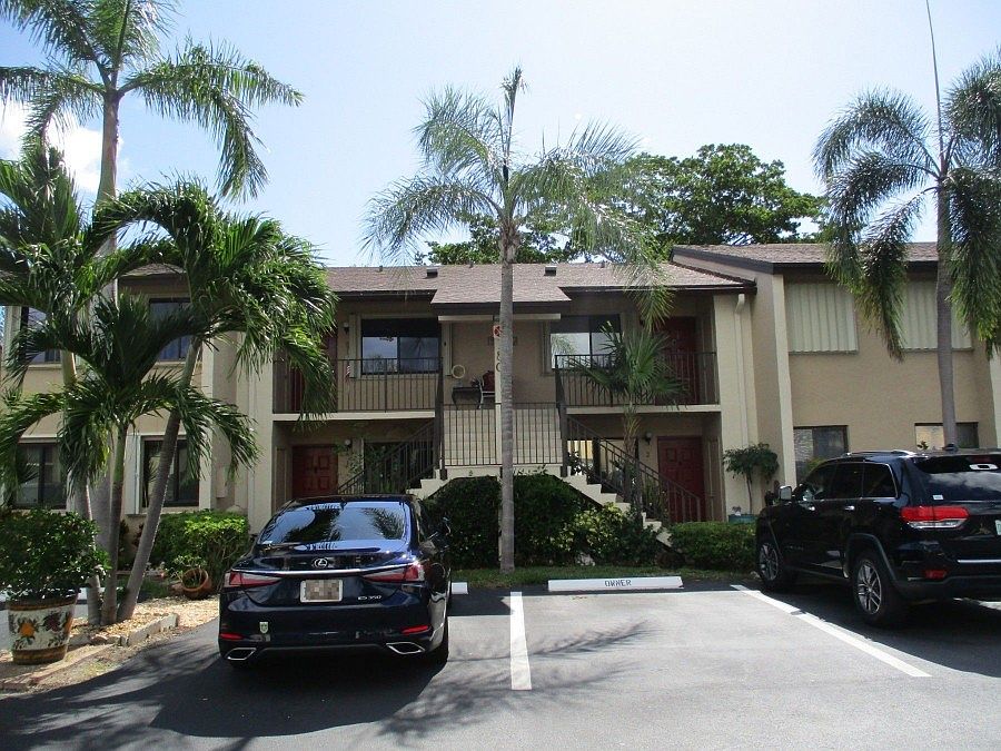 1st image of 180 SE 7th St #202