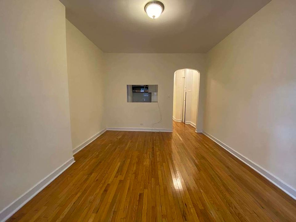 2nd image of 110 Christopher St APT 22