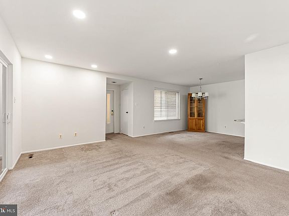 4th image of 1607 Raintree Ln #1607