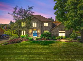 39017 Plumbrook Dr, Farmington Hills, MI 48331