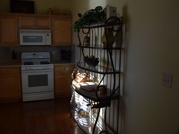 4th image of 304 Banister Dr #401