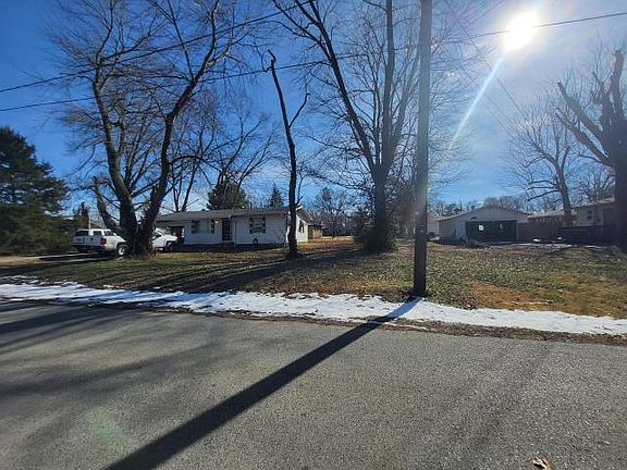 3rd image of 121 McCulloch St