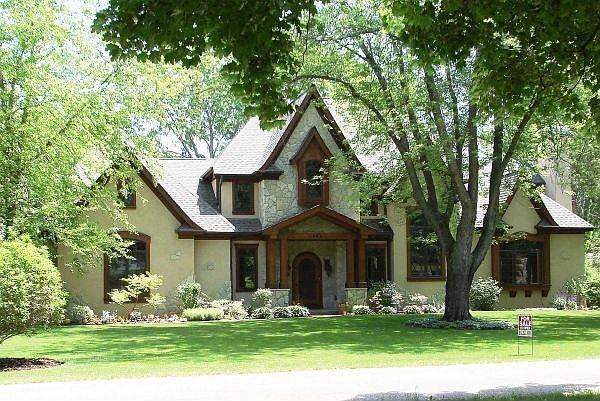 2 Blocks from lake