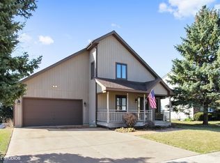 211 Foxfire Dr, Lake Zurich, IL 60047