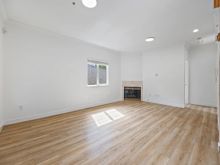 2320 Dundas St — Photo 9